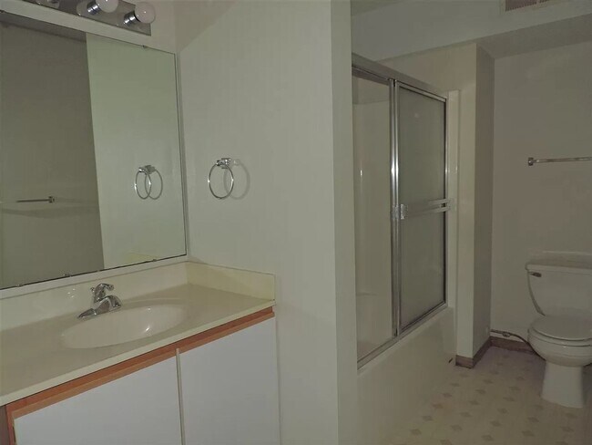 Building Photo - Great location- walking path and park right outside the door!2-bedroom, 1-bath condo in Coralville