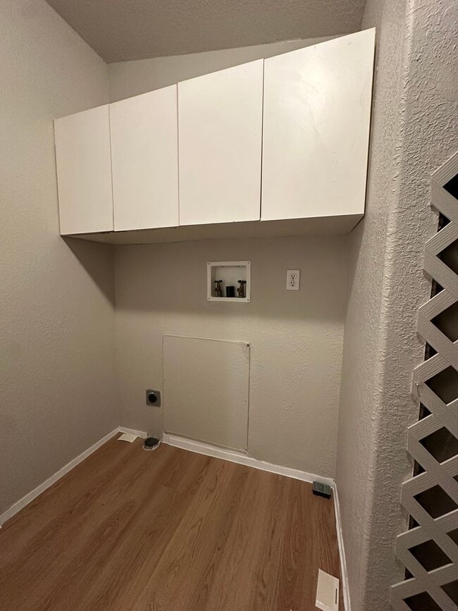 Building Photo - Adorable home in La Pine area, 1.5 acres fully fenced!!