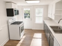 Building Photo - Lower 2 Bedroom Duplex Great Location!