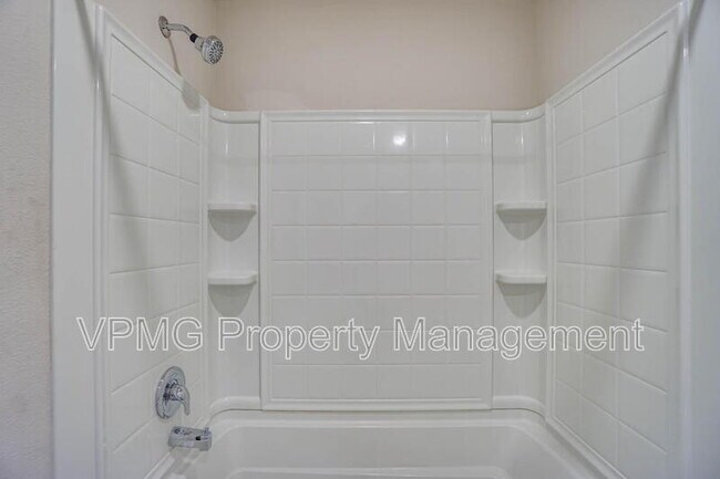 Building Photo - 2620 NE 117th Pl