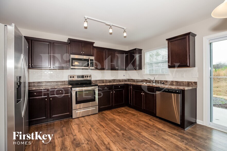 Building Photo - 1512 Summer View Ln