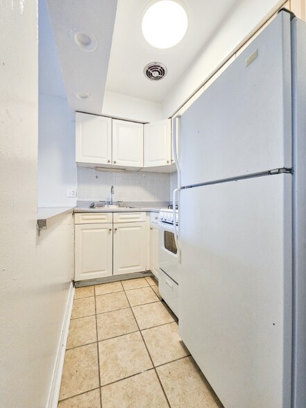 Building Photo - 750 W Cornelia Ave
