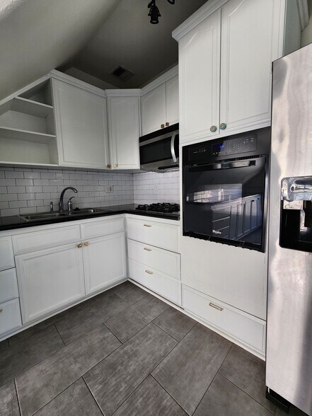 Kitchen with microwave, oven and refrigerator - 1307 W 23rd St
