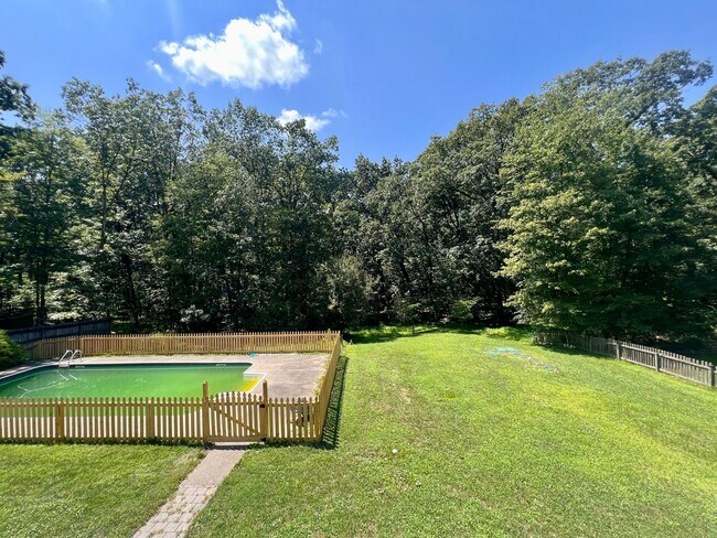 Building Photo - Cranberry - 6 bedroom 4 bathroom - Stunnin...