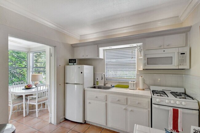 Building Photo - 521 28th St