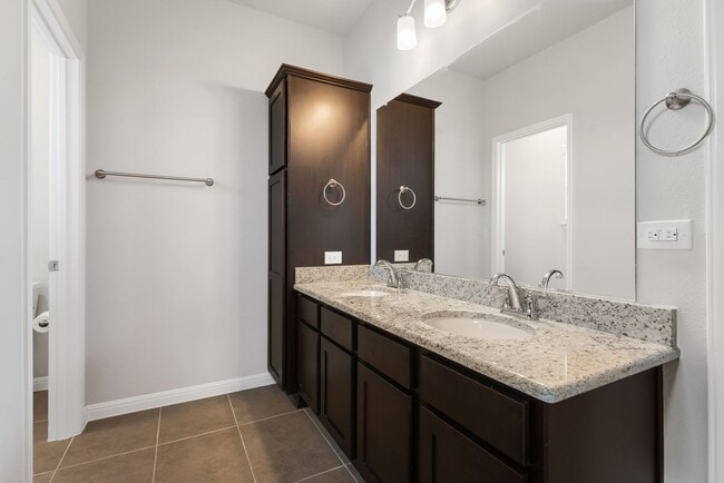 Building Photo - 3 Bedrooms and 2.5 Bathrooms located in Ca...