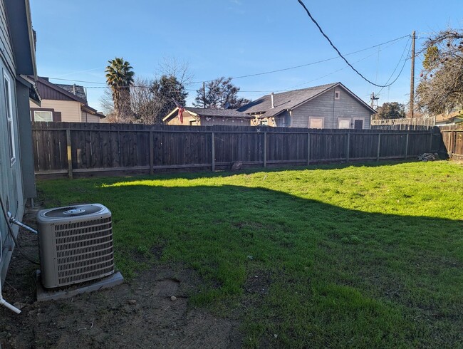 Building Photo - Super cute 2 bed 1 bath with large backyard