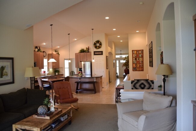 Building Photo - 9805 S Iris Ct