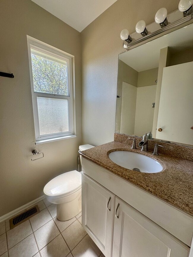 Building Photo - 4 Bedroom Home in Villa Loma-Available NOW