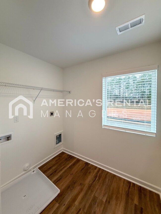 Building Photo - Escape to Lakeside Living in Lincoln! Available to View Now!!!