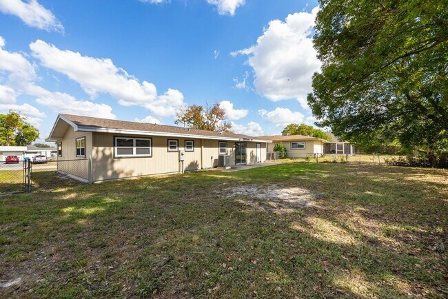 Building Photo - Beautifully renovated 4bdrm/2bath home wit...