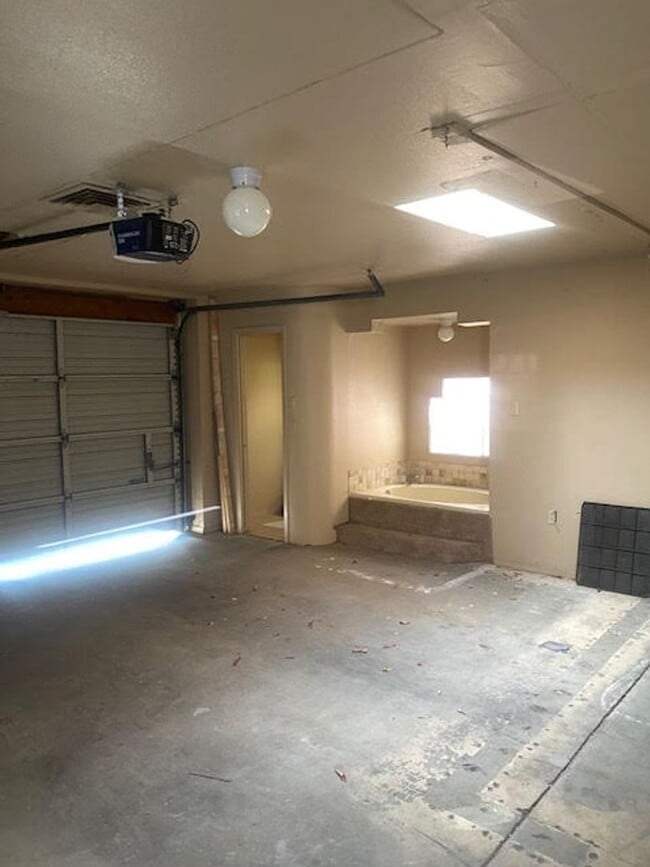 Building Photo - Cute townhome conveniently located in Nort...