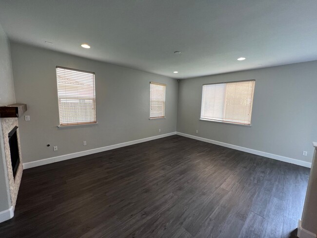 Building Photo - North MERCED: $2200  4 bedroom (4th is a b...