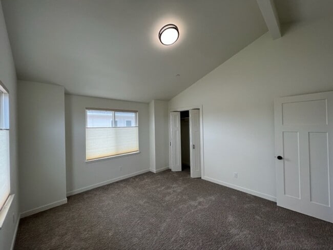 Building Photo - NEWER 3/2 Construction in Eureka! Beautifu...