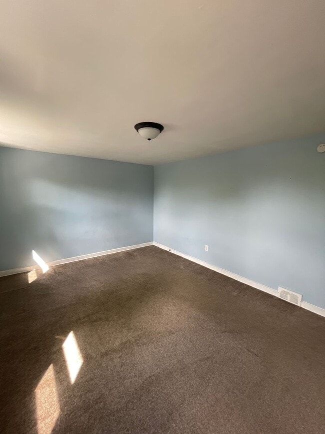 Building Photo - 2 bed 1.5 bath home in Pittsburgh Pa!