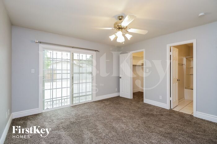 Building Photo - 2328 E Manhatton Dr