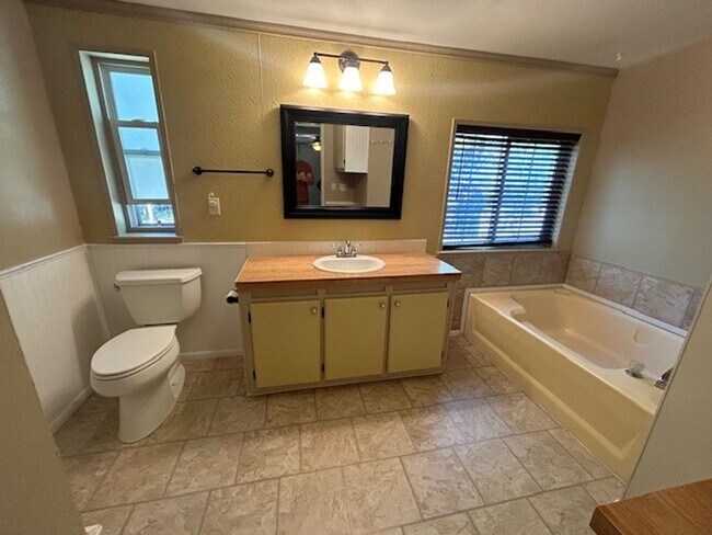 Building Photo - 103 Silver Bow Ct