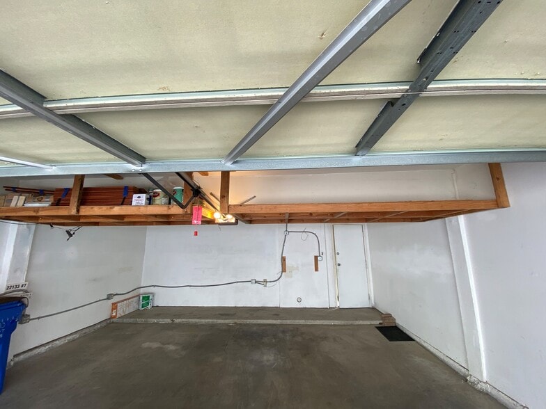 Priv 2 car garage - 22133 Burbank Blvd