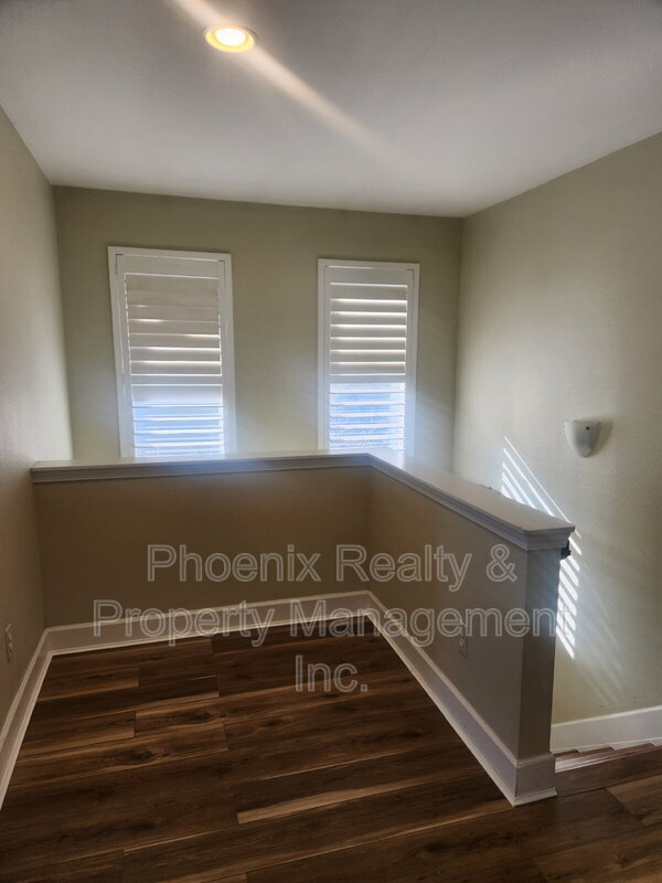 Building Photo - 454 N Finch Ave