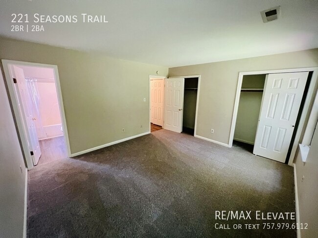 Building Photo - 221 Seasons Trail