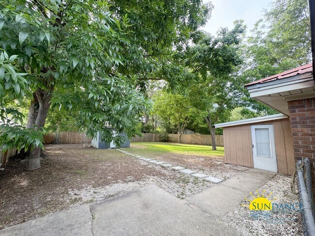 Building Photo - Charming 2-Bedroom Home with Bonus Room in Mary Esther!