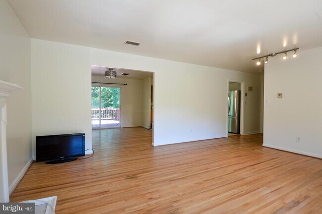 Building Photo - 3409 Beverly Dr