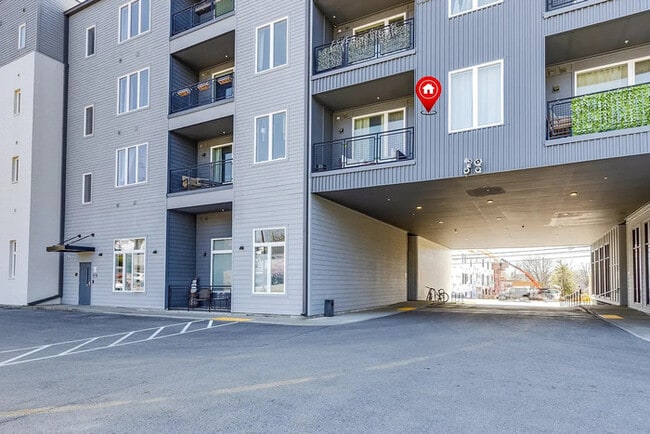 Building Photo - Stylish Updated Apartment Minutes from Downtown