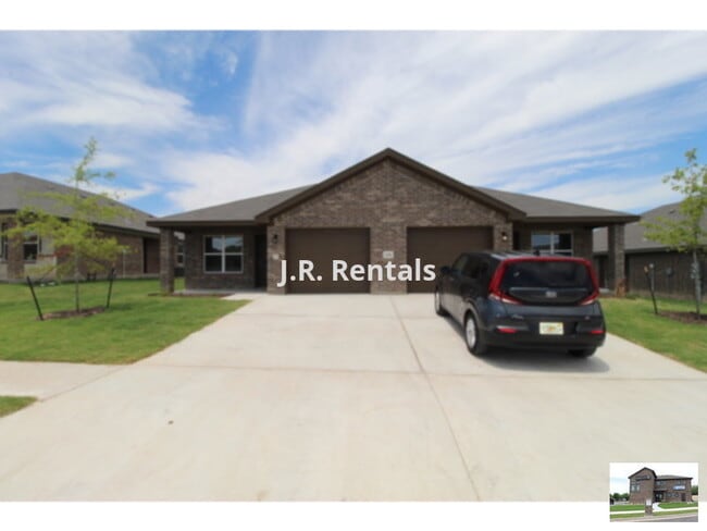 Building Photo - 118 Wind Ridge Dr