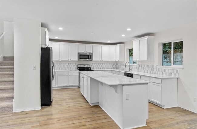 Building Photo - Wide open Eastern views from this near 3,000 sqft house, perched in the trees.