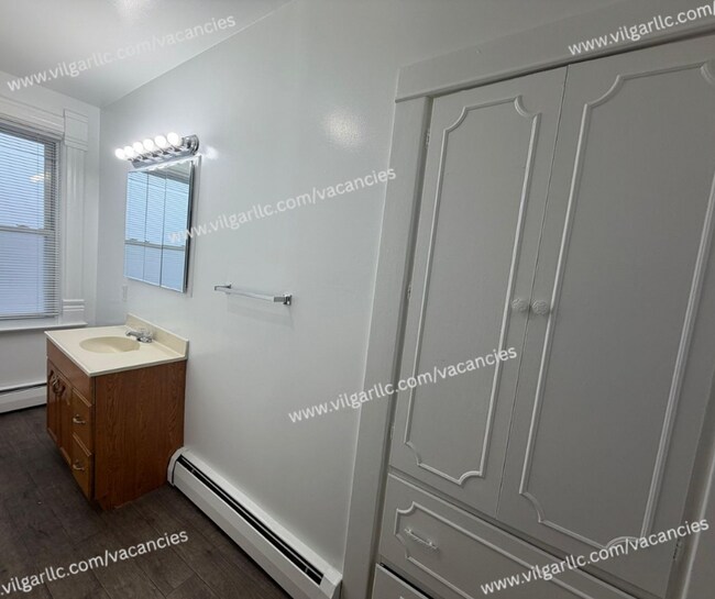 Building Photo - 136 Matteson St