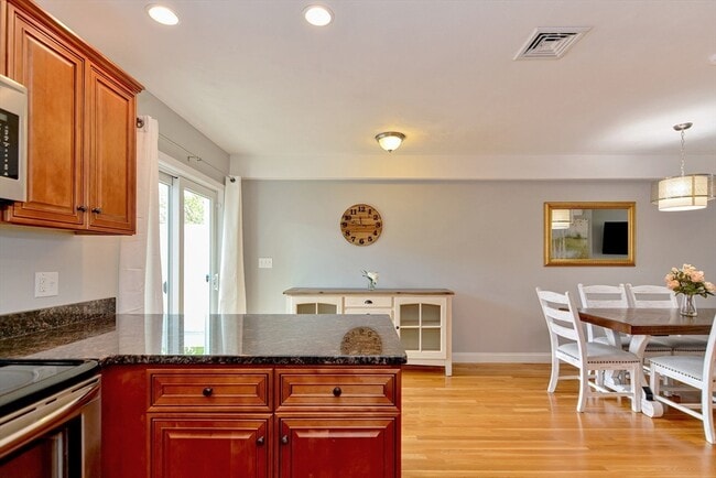 Building Photo - 28 Richardson St