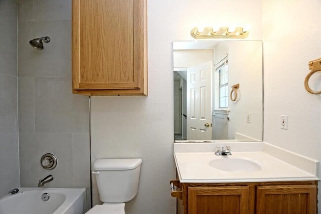 Building Photo - 101 S Mockingbird Cir