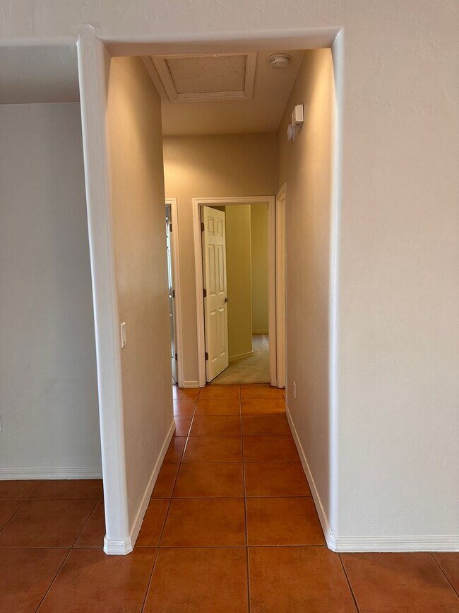 Building Photo - Modern Home - 4 bedroom - Large Yard - Var...