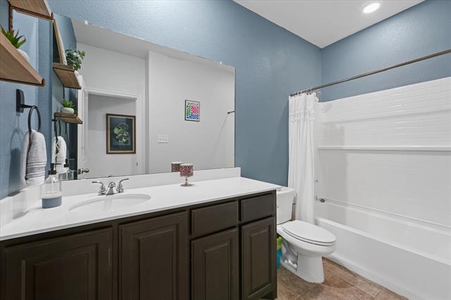 Building Photo - 585 Concho St