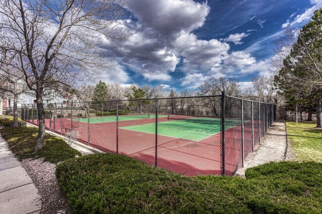 Building Photo - Move-In Ready Townhome with Garage & Great Amenities!