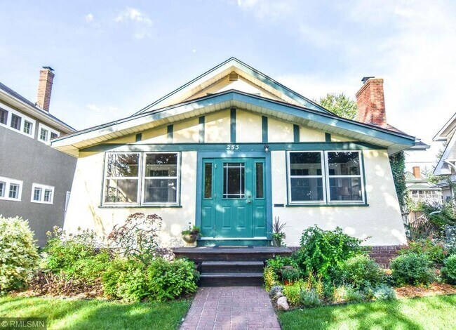 Building Photo - 253 Macalester St