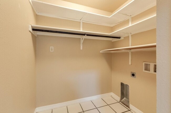 Building Photo - East El Paso 3 bed Refrig A/C next to Park!