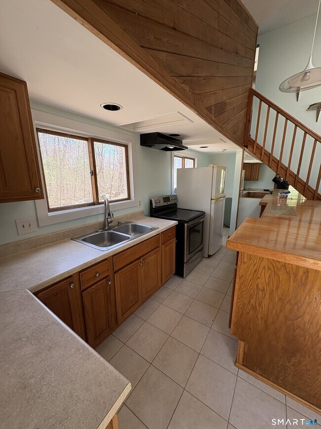 Building Photo - 40 Looking Glass Hill Rd