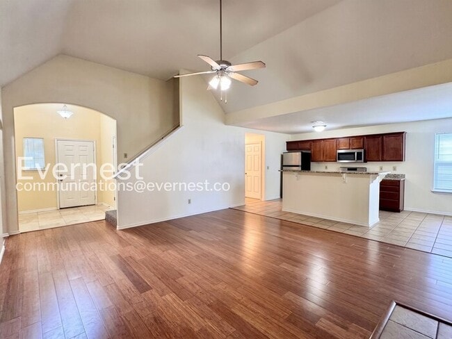 Building Photo - 4 Bed/2 Bath Home with Fenced Yard & Garage / Pet-Friendly / Available Now!