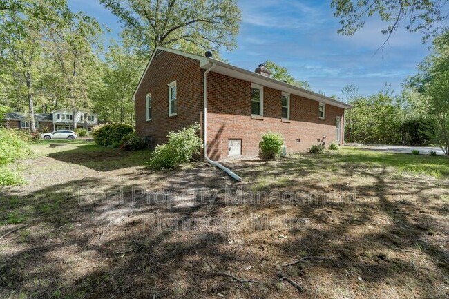 Building Photo - 7421 Dell Dr