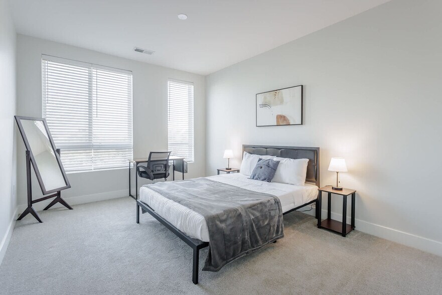 Primary Photo - 228 Pike St