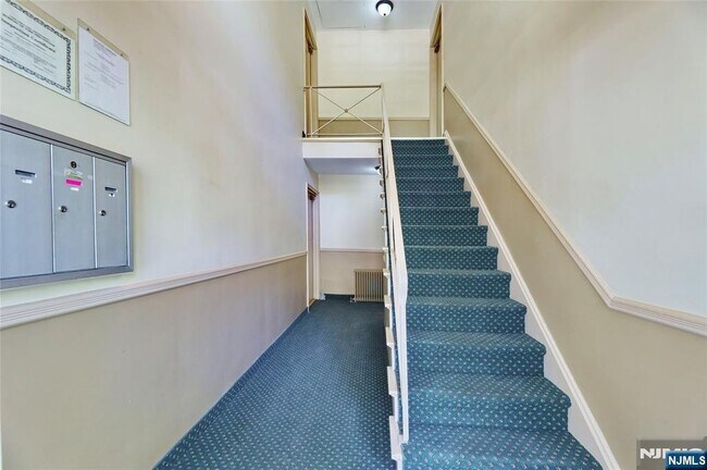 Building Photo - 25- 18 High St