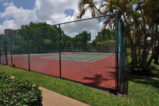 Building Photo - LARGE 2/2 IN CORAL SPRINGS PRICED RIGHT Tile Floor - Screened Patio - 1 Day Approval