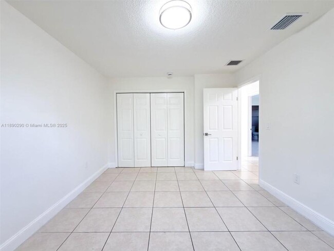 Building Photo - 3 bedroom in Miami FL 33142