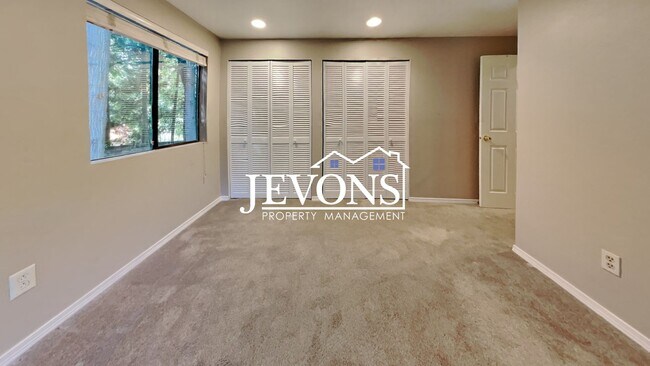 Building Photo - Charming 3-bedroom single-family home with...