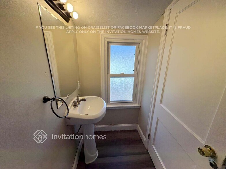 Building Photo - 1923 Arlington Ave E