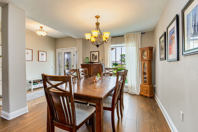 Building Photo - 5 Bed House convenient to Navarre and Hurl...