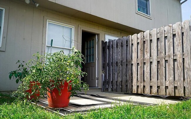 Building Photo - 853 E 167th Ct