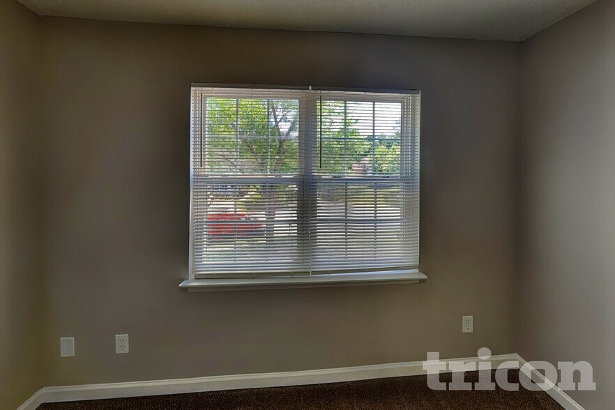 Building Photo - 235 Chattaroy Dr