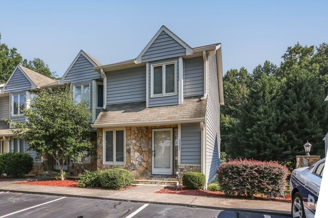 Building Photo - Convenient 2-Bedroom Townhome Near Forsyth...